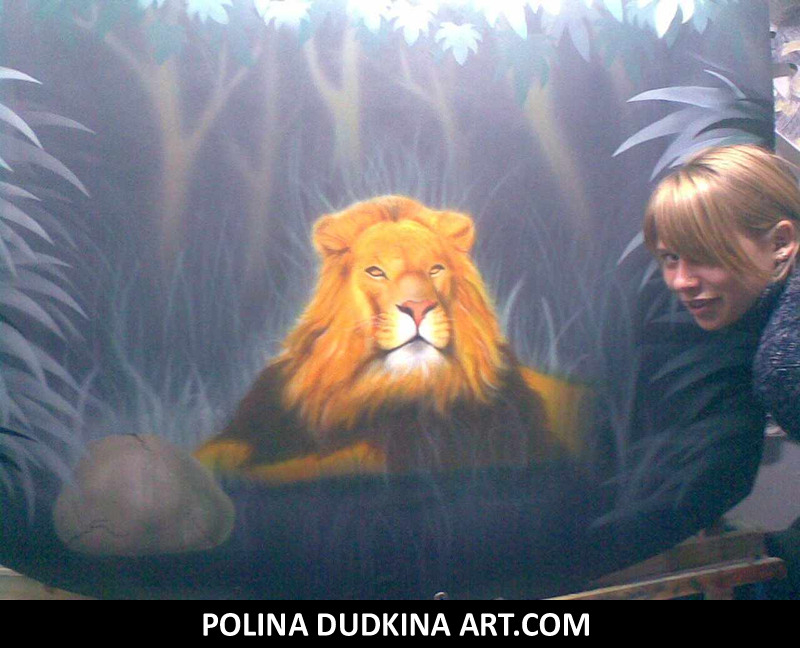 Polina Dudkina original airbrush artwork of a lion on a car hood